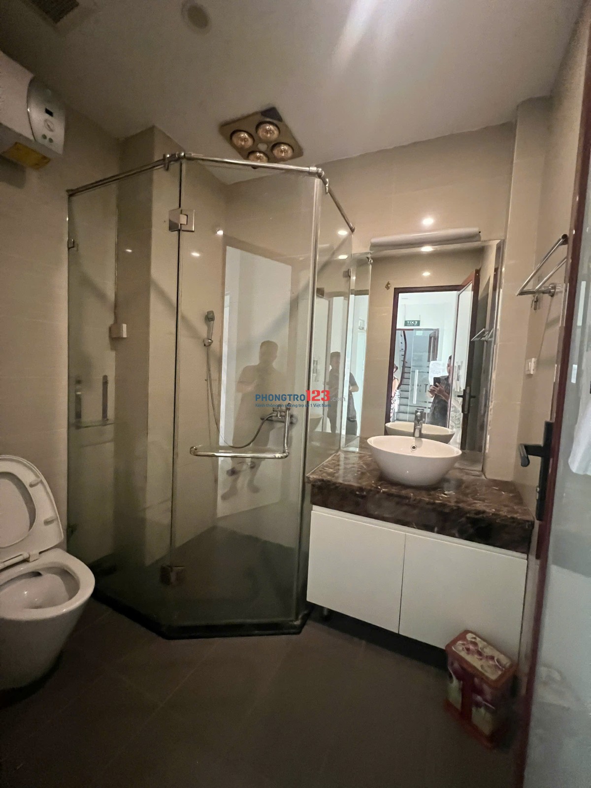 Cho thuê nhà mặt phố Nguyễn Đình Hoàn - Mặt phố kinh doanh - 5.5 tầng x 55m2
