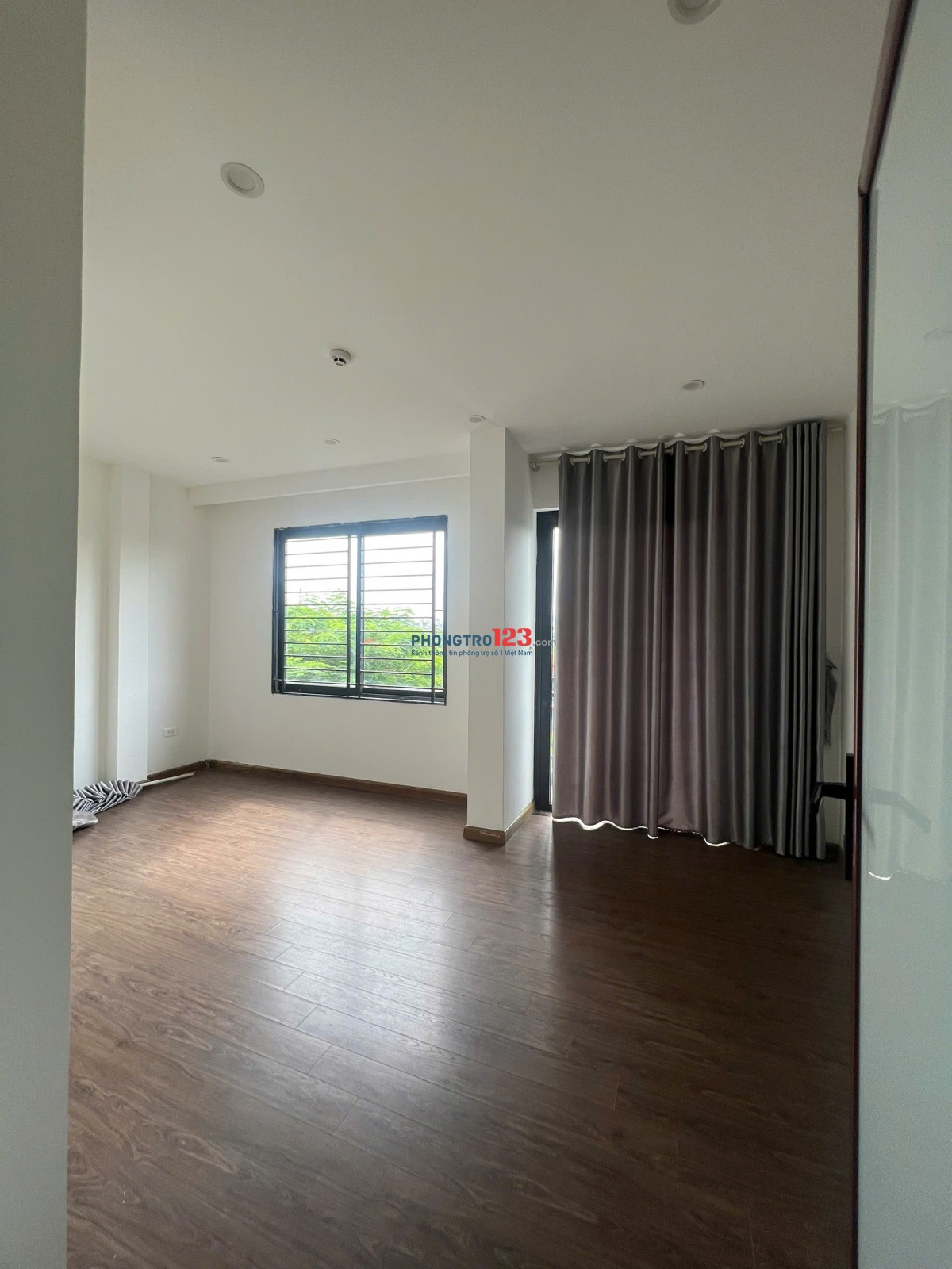 Cho thuê nhà mặt phố Nguyễn Đình Hoàn - Mặt phố kinh doanh - 5.5 tầng x 55m2