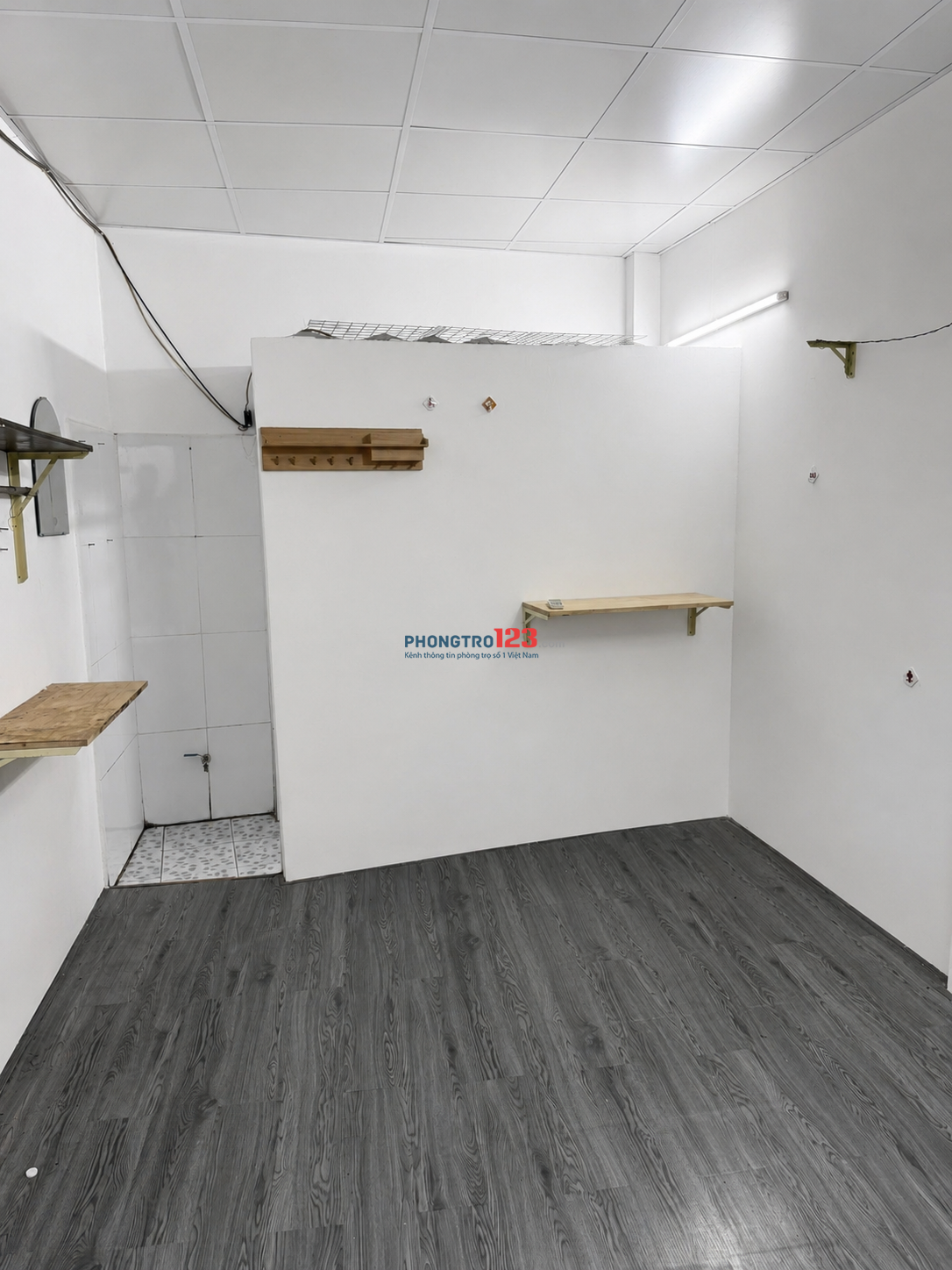 Phòng trọ có máy lạnh, máy nước nóng, toilet riêng, có khu để xe, tự do giờ giấc, an ninh, yên tĩnh.