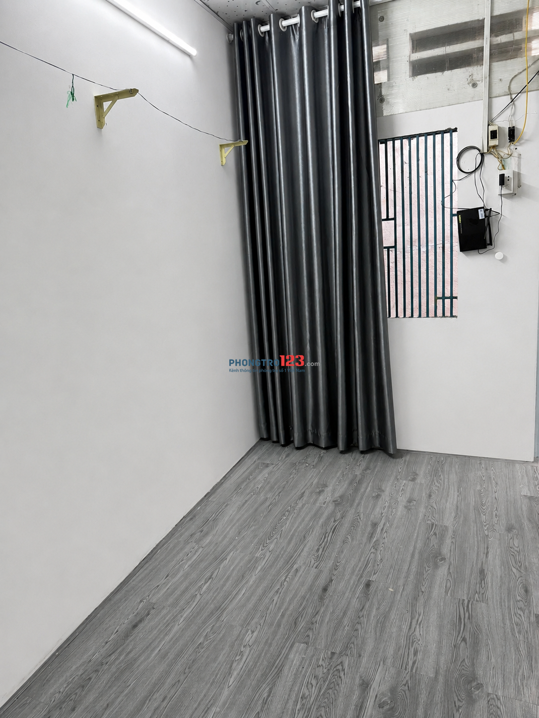 Phòng trọ có máy lạnh, máy nước nóng, toilet riêng, có khu để xe, tự do giờ giấc, an ninh, yên tĩnh.