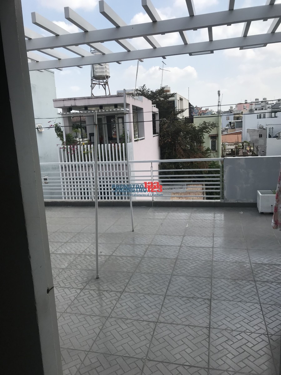 Cần tìm 1 bạn nữ NVVP ở ghép để share tiền phòng ở đường Thích Quảng Đức, Phú Nhuận, ưu tiên ít đồ