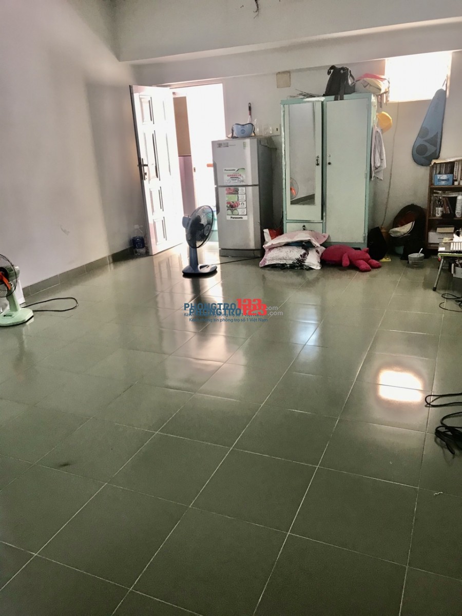 Cần tìm 1 bạn nữ NVVP ở ghép để share tiền phòng ở đường Thích Quảng Đức, Phú Nhuận, ưu tiên ít đồ
