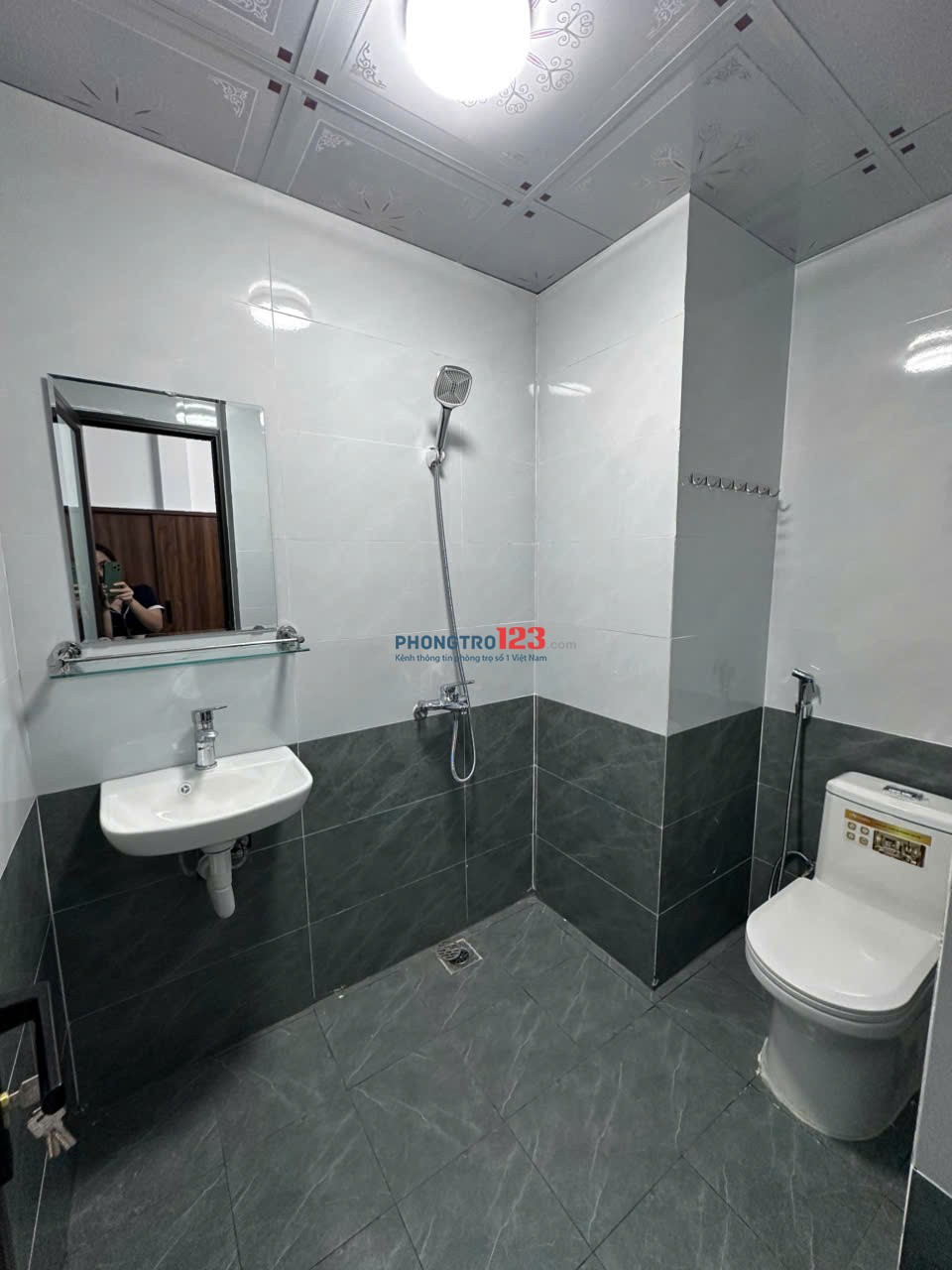 Diện tích: ~15m² (Phòng vuông vắn, tối ưu không gian, có cửa sổ lớn cực thoáng mát)