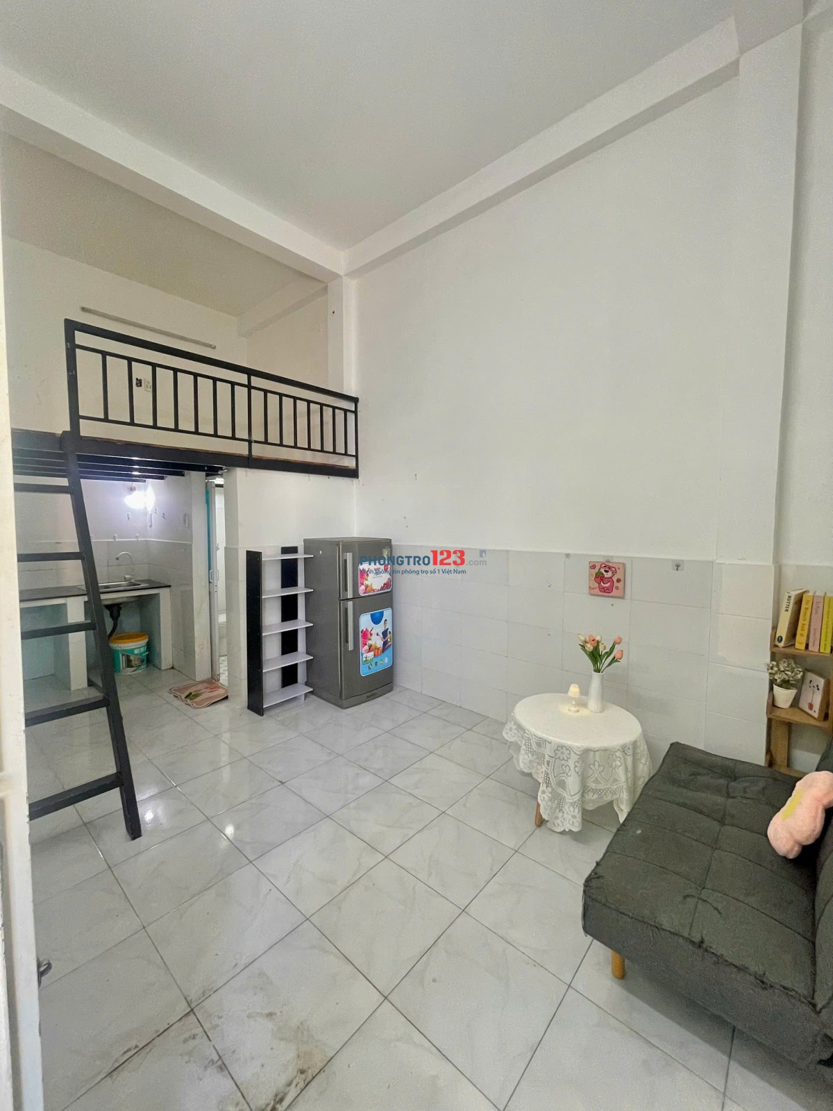 PHÒNG TRỌ GÁC CAO NGAY SAU LƯNG ĐẠI HỌC CÔNG THƯƠNG FULL NỘI THẤT