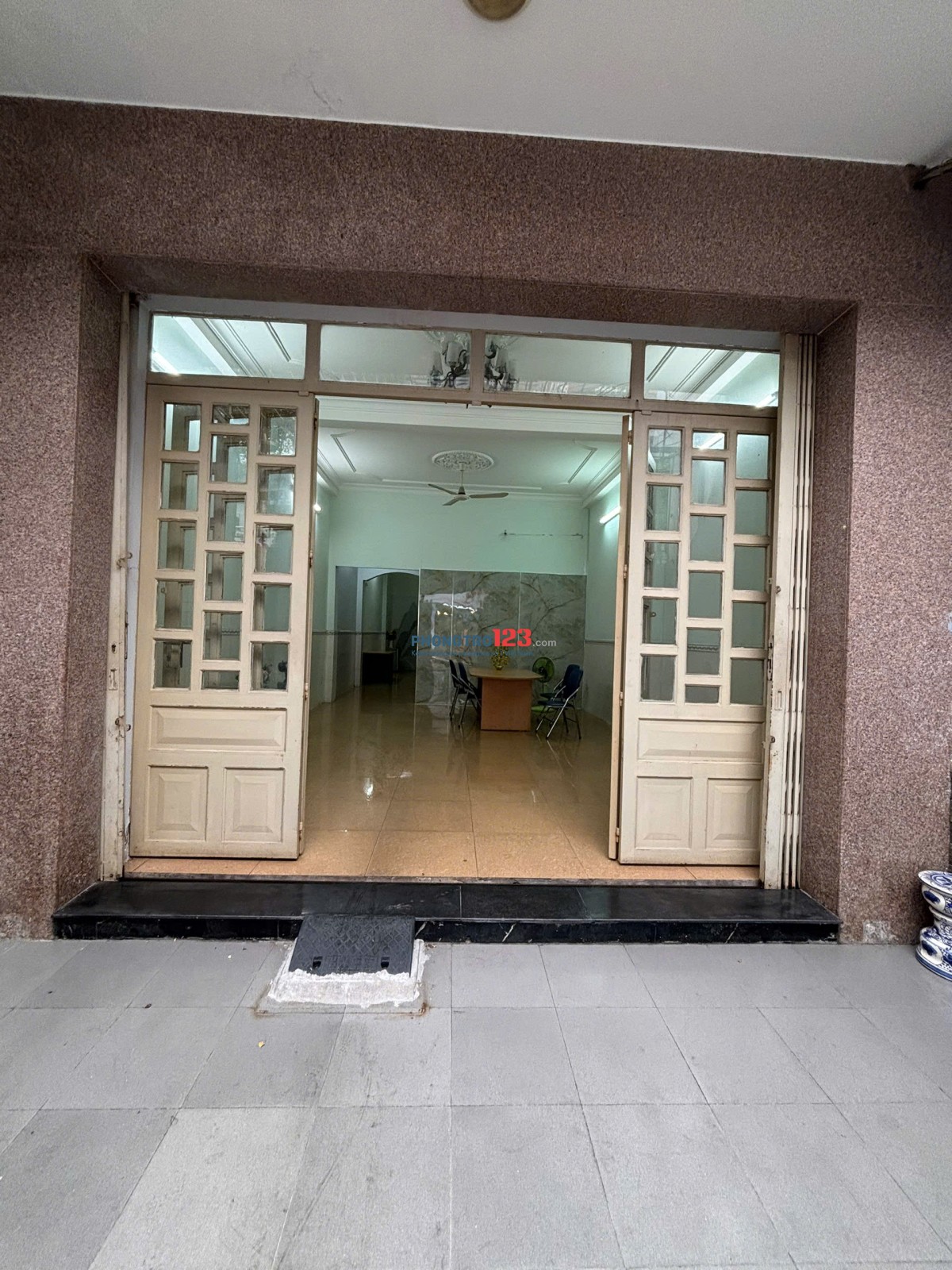 Cho thuê văn phòng đại diện - Vị trí đẹp đường Ca Văn Thỉnh, gần Đồng Đen, Tân Bình