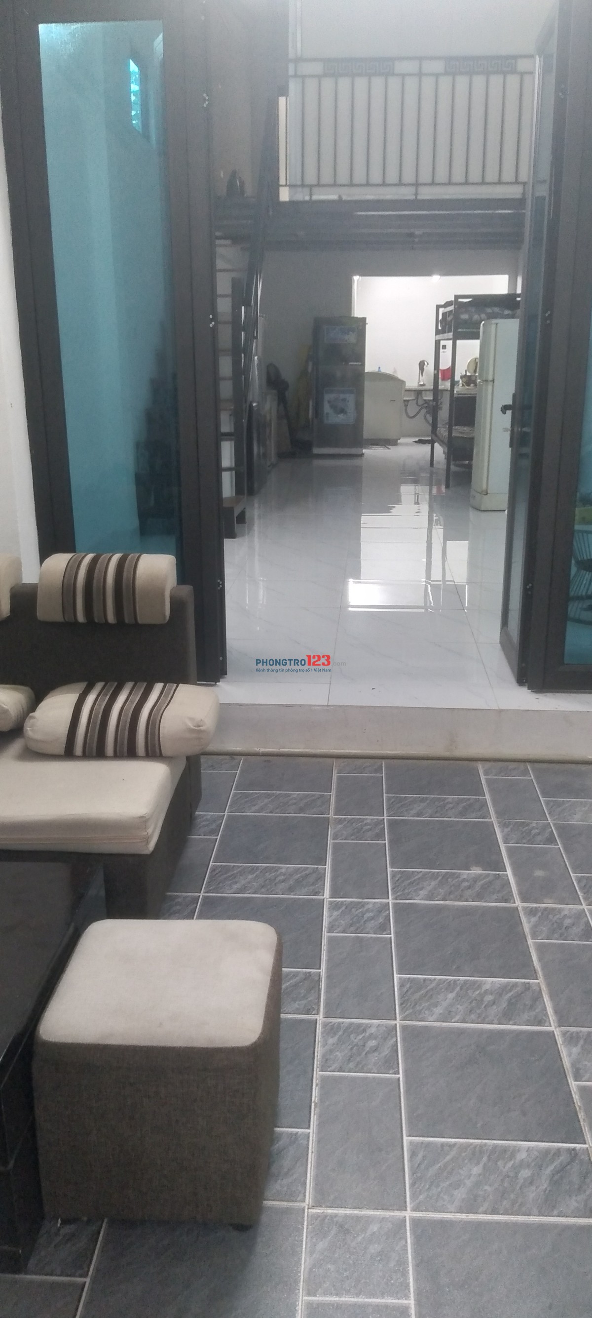 Cần 1 hoặc 2 b ở ghép cùng mih. Diện tích60m2. Điều hòa nóng lạnh có đủ. 1tr/1 tháng. 0965408151.