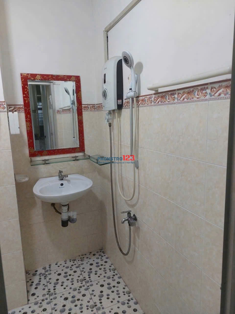 Chung Cư Miếu Nổi (thang bộ) - Vạn Kiếp căn 2p ngủ giá 8tr/tháng