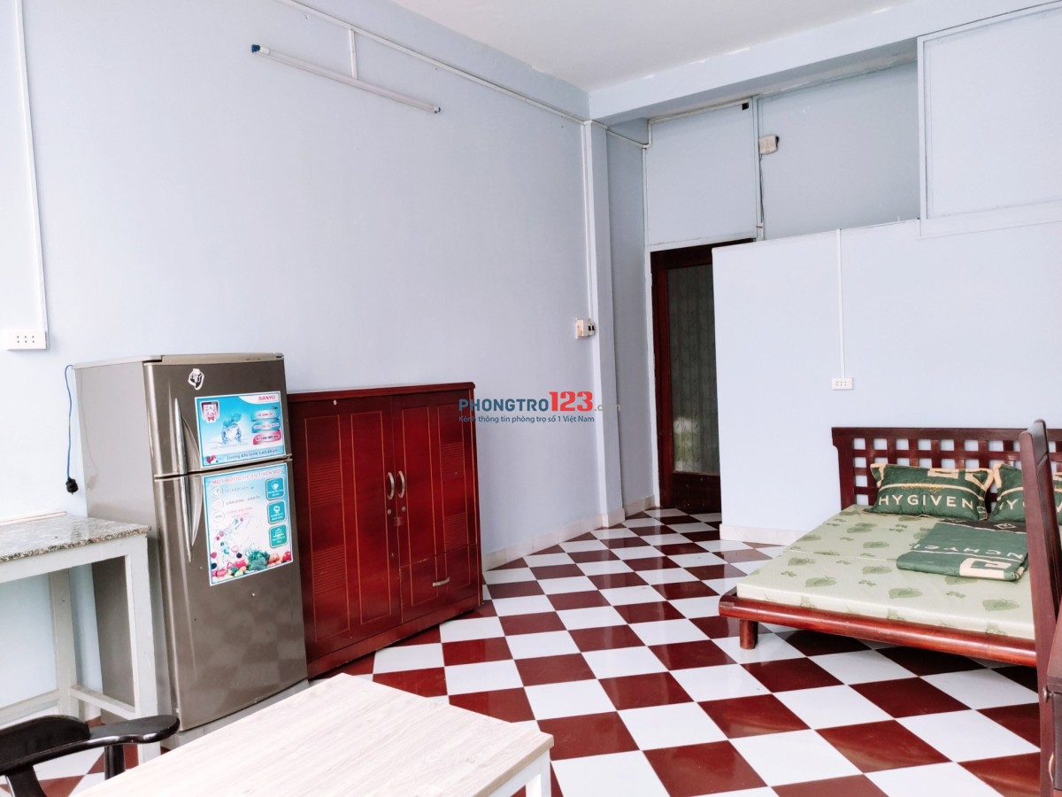 Trọ bancol sạch sẽ thoáng mát, view mặt tiền đường phố