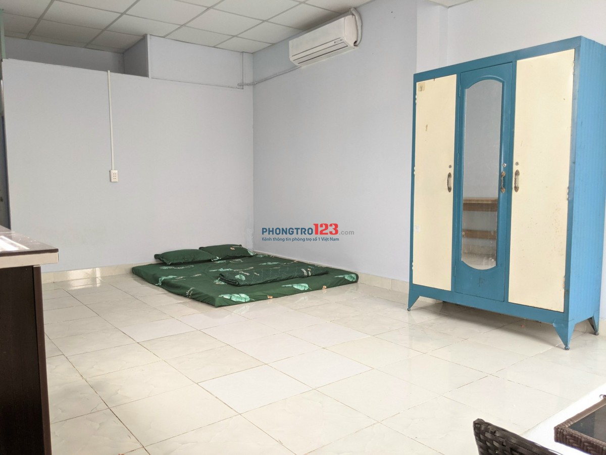 Trọ bancol sạch sẽ thoáng mát, view mặt tiền đường phố