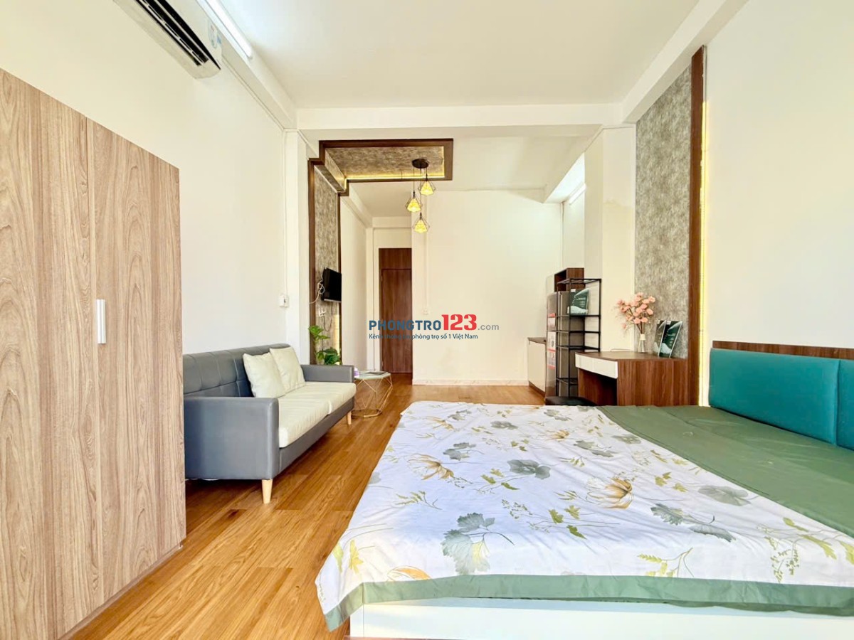 Căn Hộ Ban Công Gần Đại Học Khoa Học Xã Hội Nhân Văn Đại Học Kinh Tế TP.HCM Ngay Trung Tâm Quận 1