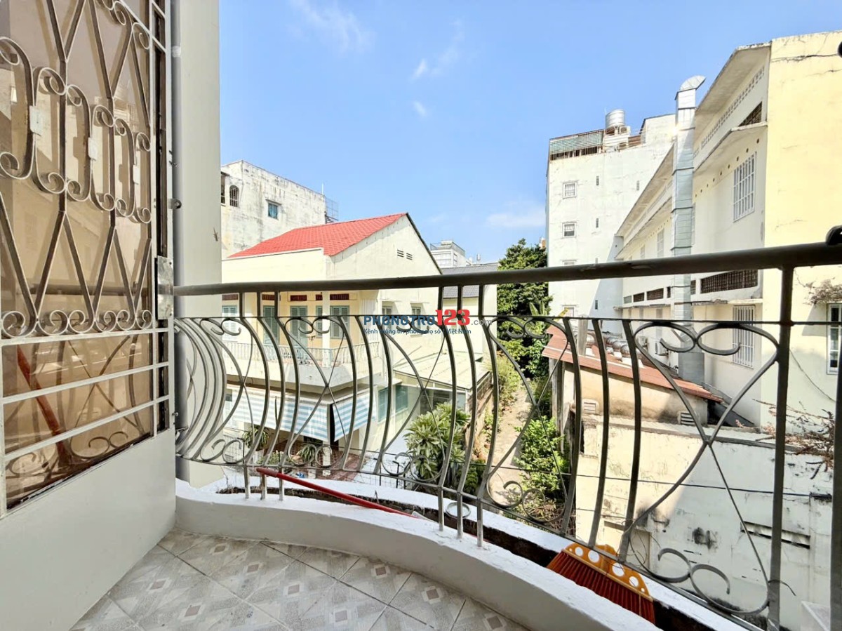 Căn Hộ Ban Công Gần Đại Học Khoa Học Xã Hội Nhân Văn Đại Học Kinh Tế TP.HCM Ngay Trung Tâm Quận 1