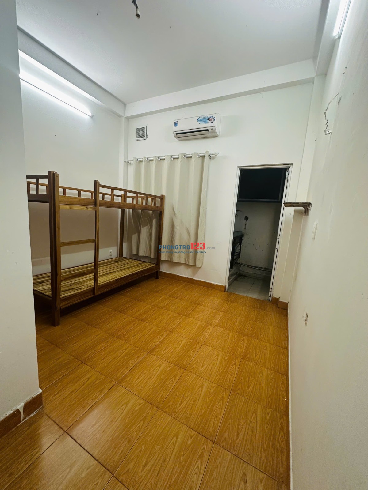 Phòng có ban công, máy lạnh đường CỘNG HÒA