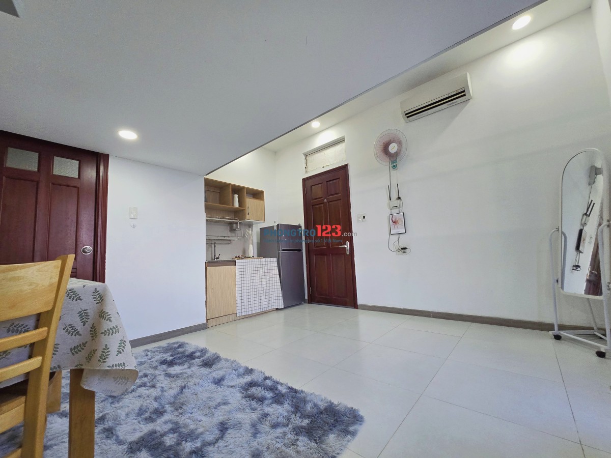 Cho thuê căn duplex siêu rộng cửa sổ trời ngay Đại Học Văn Hiến