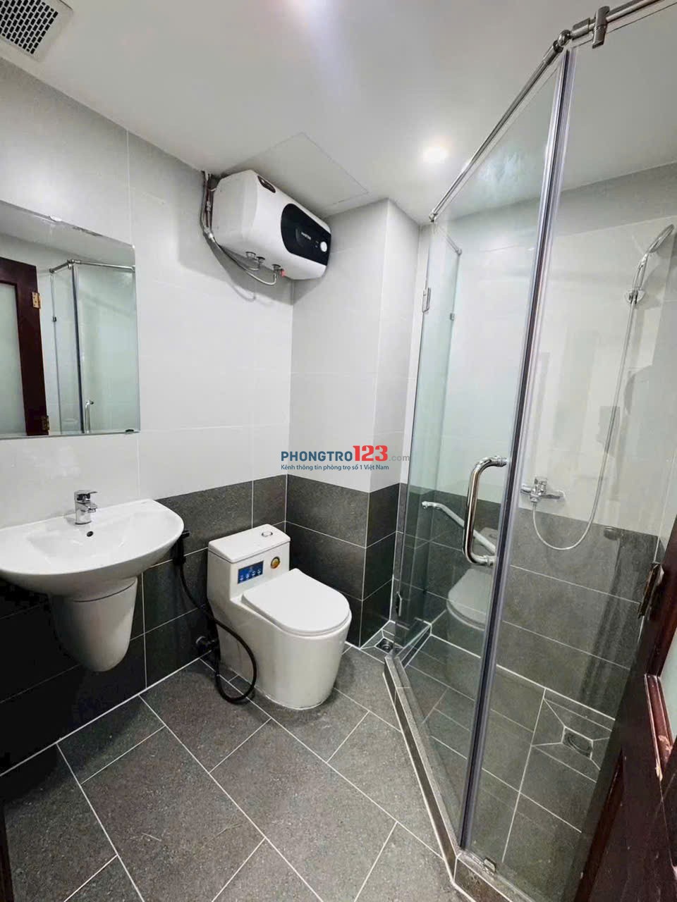 Chung cư cao cấp Oriental Plaza Âu Cơ, 2PN full nội thất giá 12 tr/th có bang công rộng.