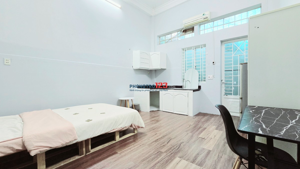 Sale sốc !!! phòng full nội thất hơn 35m2, khu WC, máy giặt riêng tách phòng, cửa sổ trời !!