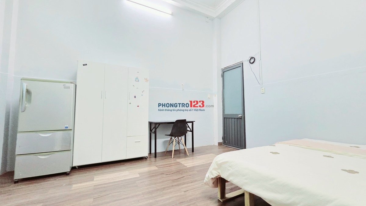 Sale sốc !!! phòng full nội thất hơn 35m2, khu WC, máy giặt riêng tách phòng, cửa sổ trời !!