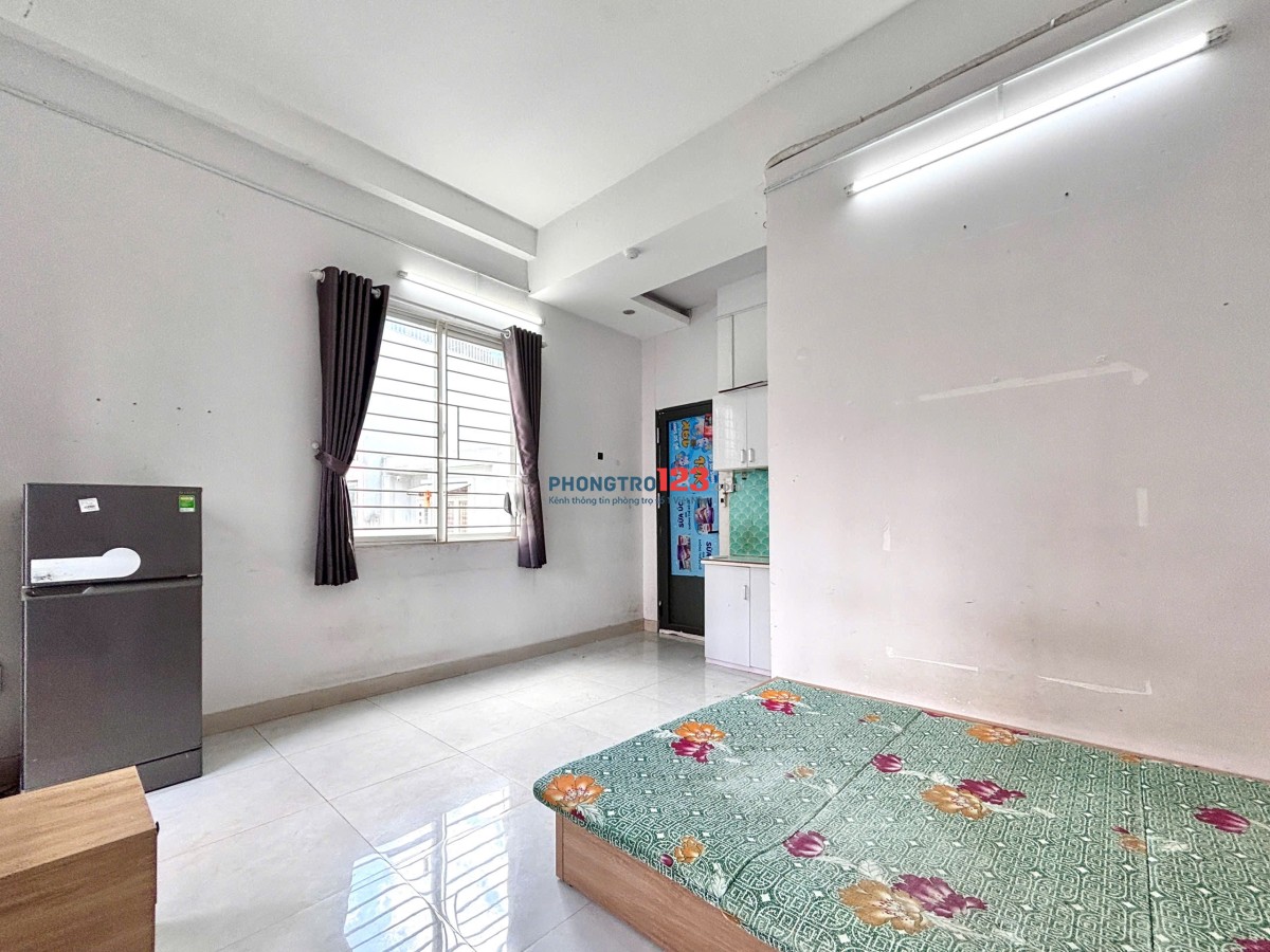 Phòng Ban Công - Nội thất - Hồng Lạc p10 - giá chỉ 4.6 tr/tháng