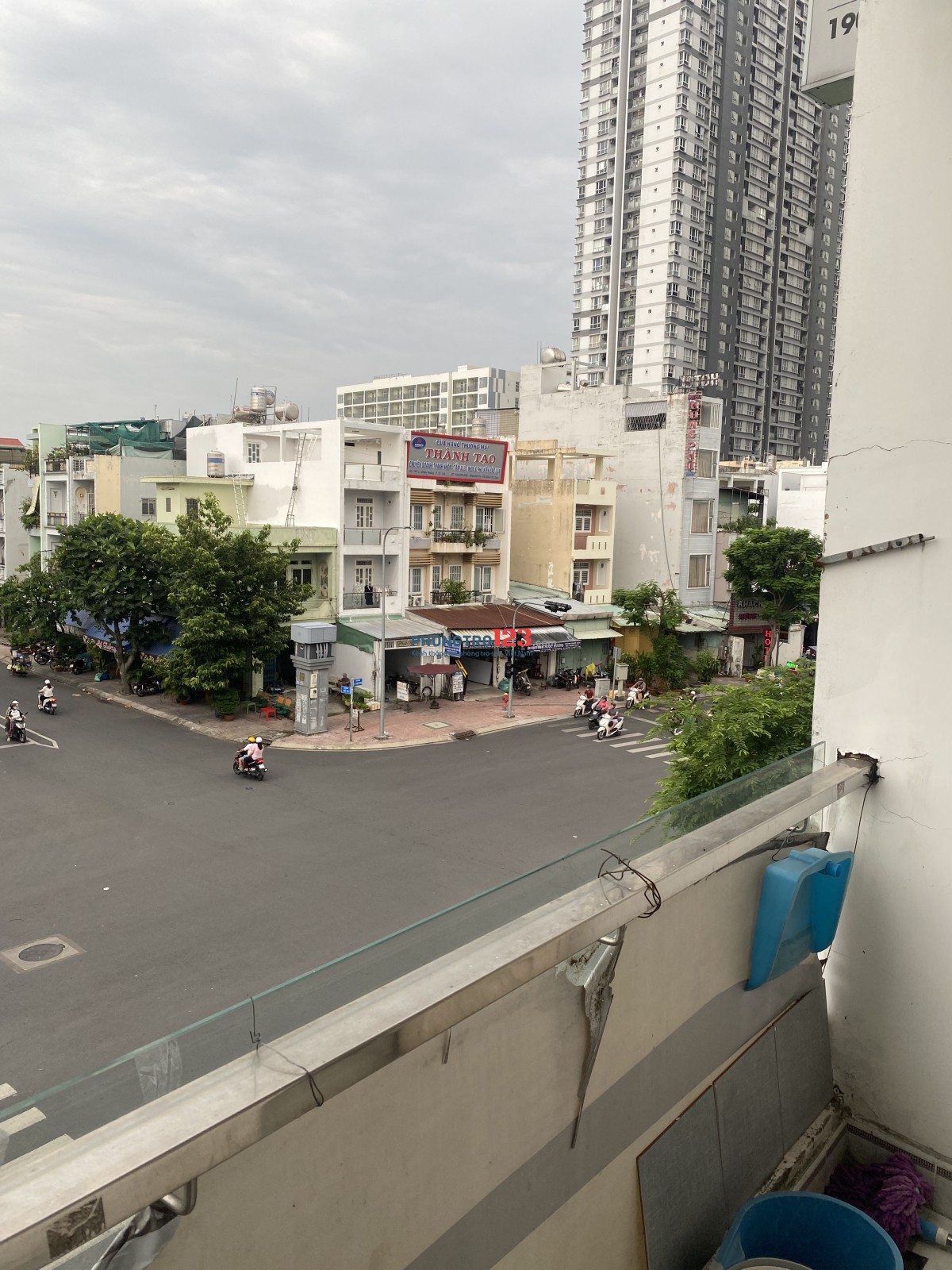 Phòng chính chủ, view ban công ngay ngã tư