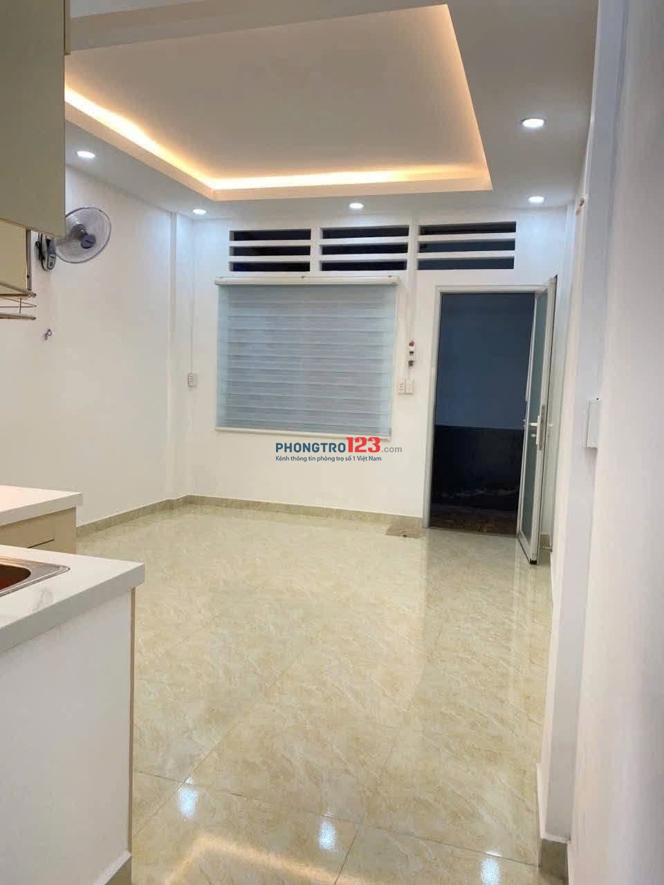 Chung cư Hoàng Sa Quận 3 thang bộ lầu 2 giá 8.5Tr/th 1PN có ban công nhà trống sẵn.