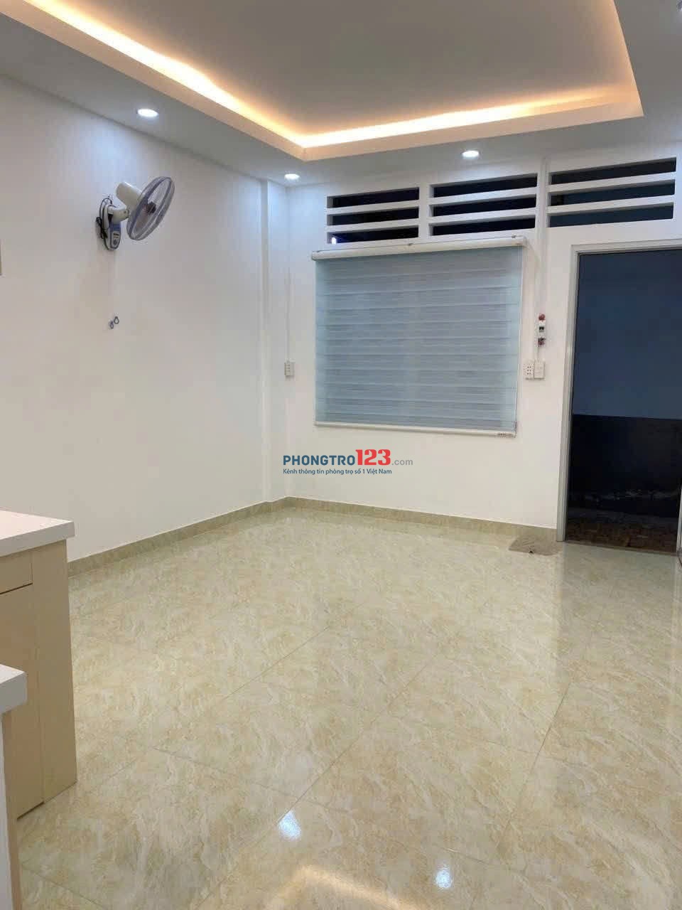 Chung cư Hoàng Sa Quận 3 thang bộ lầu 2 giá 8.5Tr/th 1PN có ban công nhà trống sẵn.