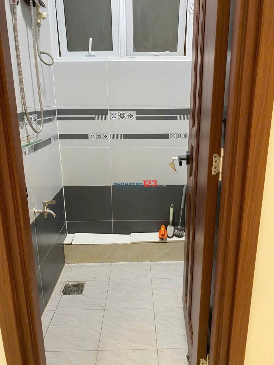 Chung cư Hoàng Sa Quận 3 thang bộ lầu 2 giá 8.5Tr/th 1PN có ban công nhà trống sẵn.