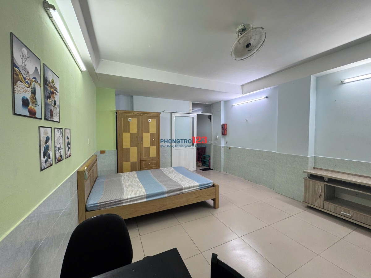 Trống sẵn 2 phòng 30m2, Tâng trệt và lầu 2 có ban công. Full nội thất như hình