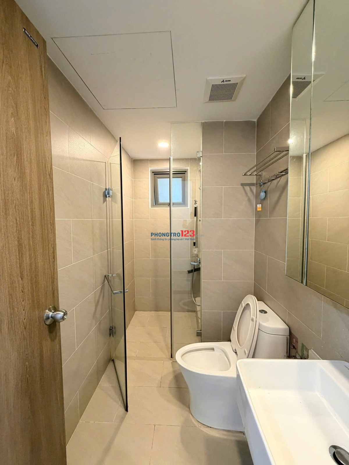 Cho thuê C/c cao cấp Resgreen Tower Đường Thoại Ngọc Hầu 2PN full nội thất giá 15tr/th