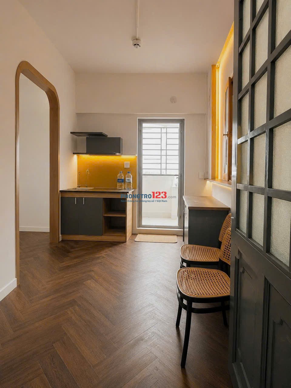 Full Nội Thất - Ban Công - Tân Trang - giáp Q11 - 4,9 triệu
