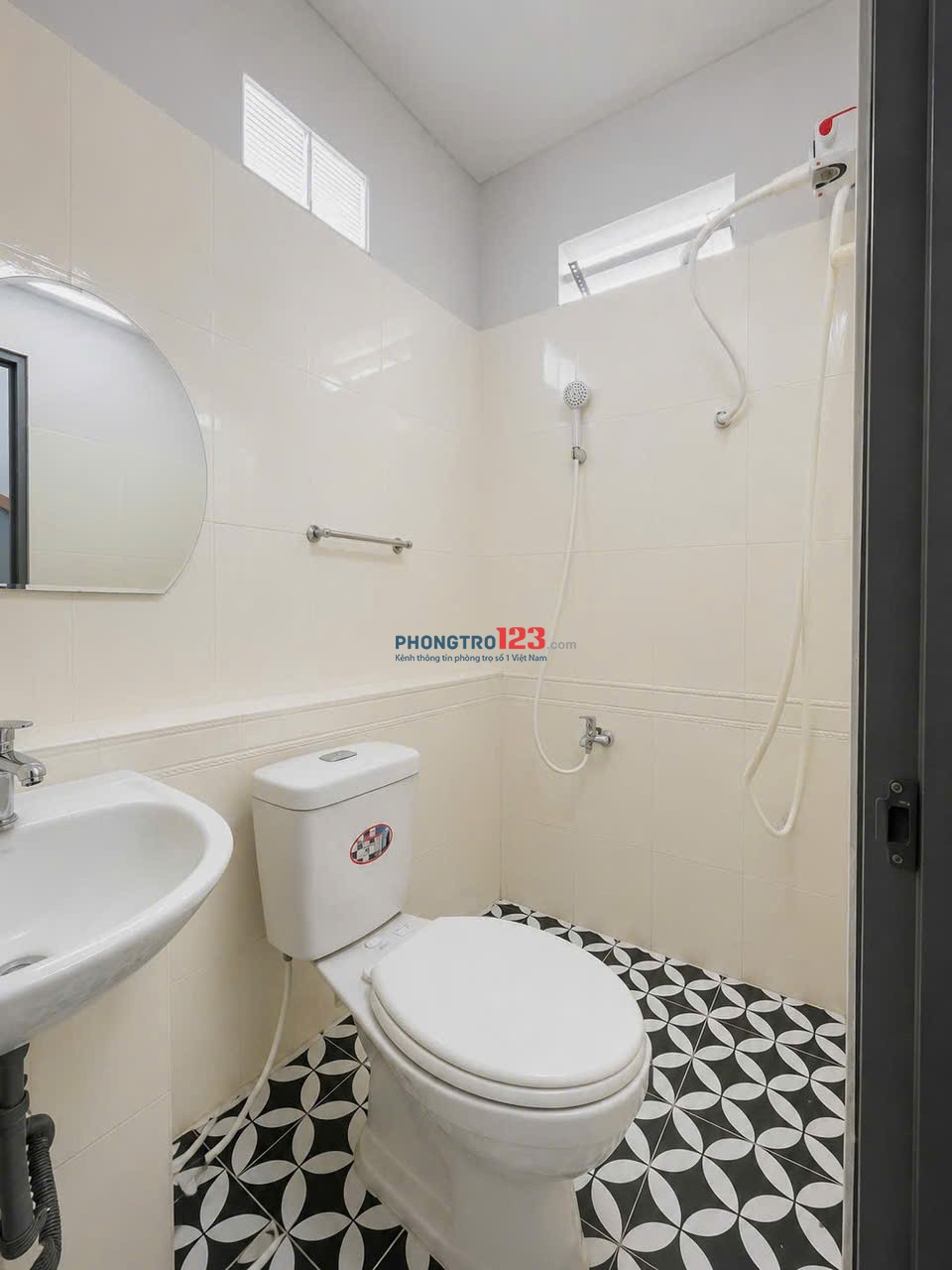 Full Nội Thất - Ban Công - Tân Trang - giáp Q11 - 4,9 triệu