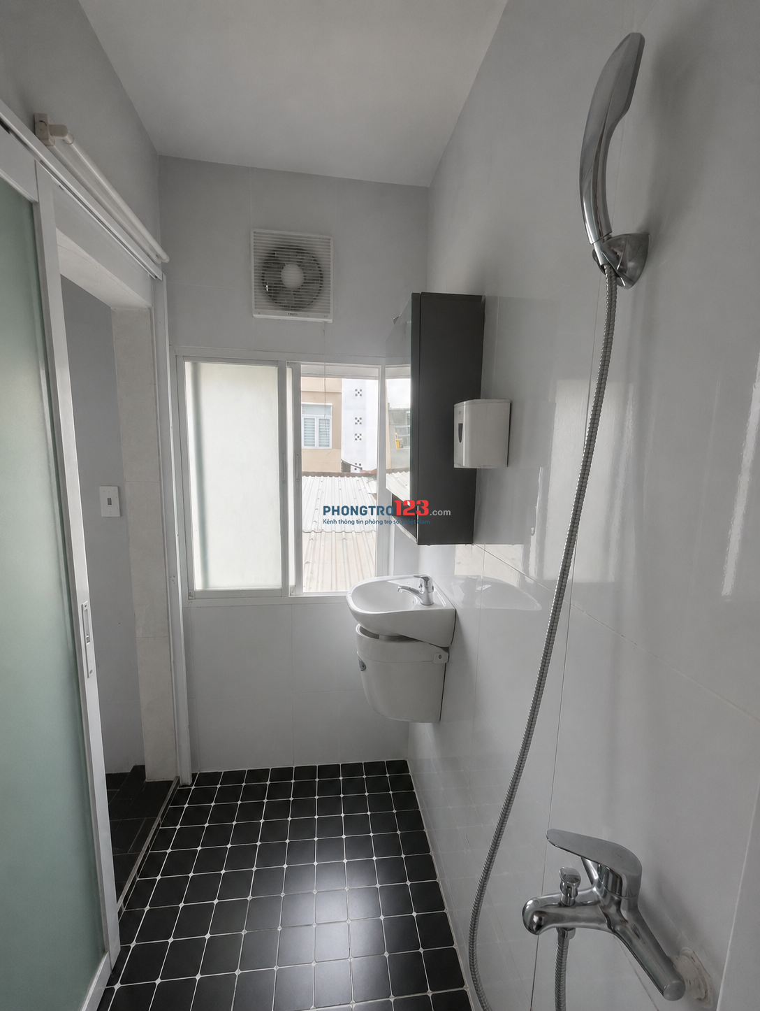 Phòng trọ 14m2 free 1 xe, wc riêng, giờ tự do, có máy lạnh và tủ đồ, XVNT 2 chiều, bình thạnh