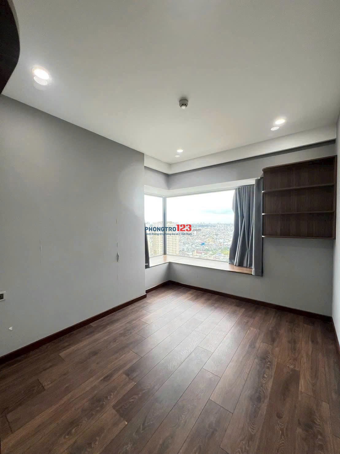 Cho thuê C/c cao cấp Resgreen Tower 93m2, Đ.Thoại Ngọc Hầu 3PN giá 15tr/th nhà đang trống.