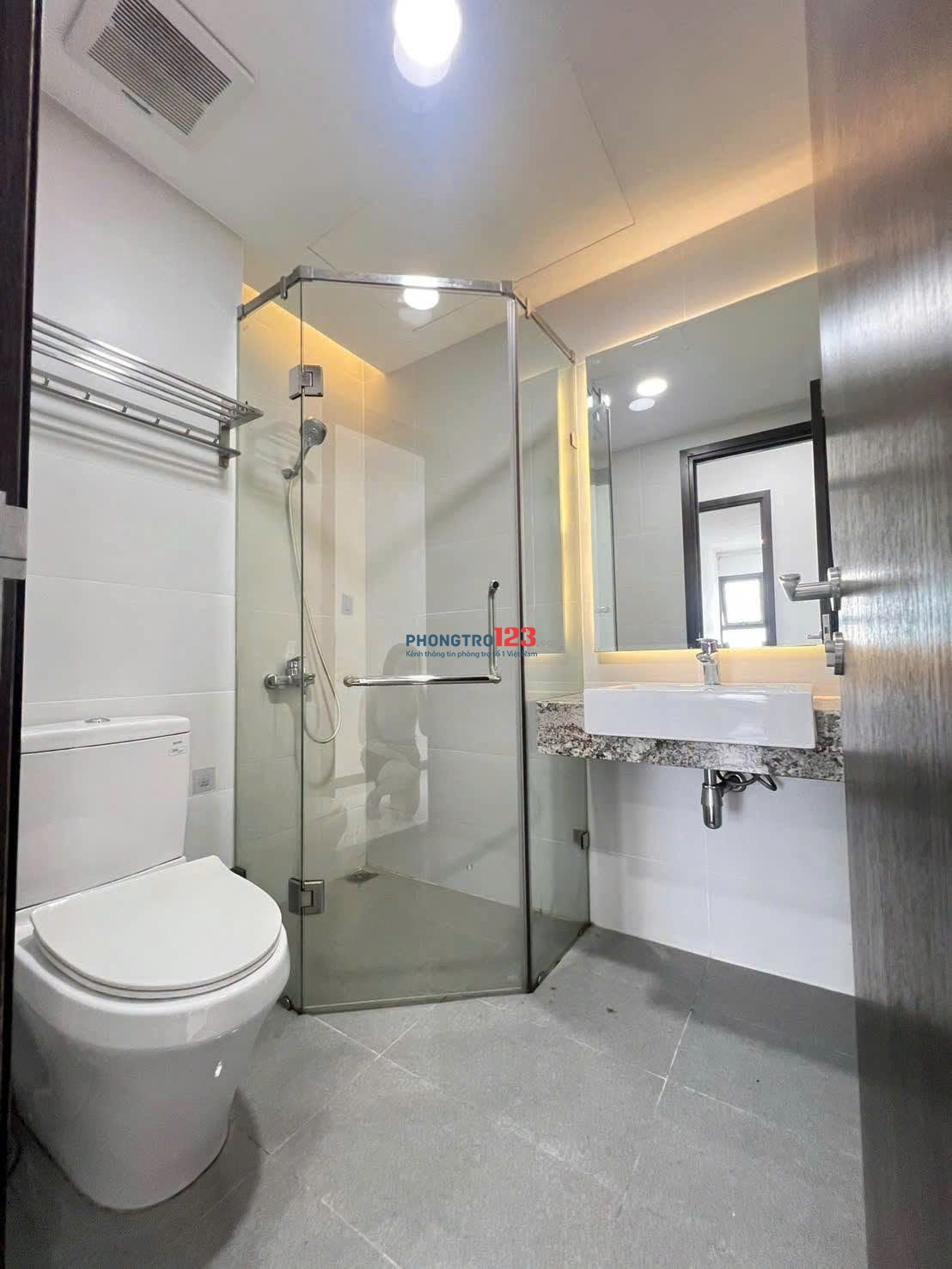 Cho thuê C/c cao cấp Resgreen Tower 93m2, Đ.Thoại Ngọc Hầu 3PN giá 15tr/th nhà đang trống.