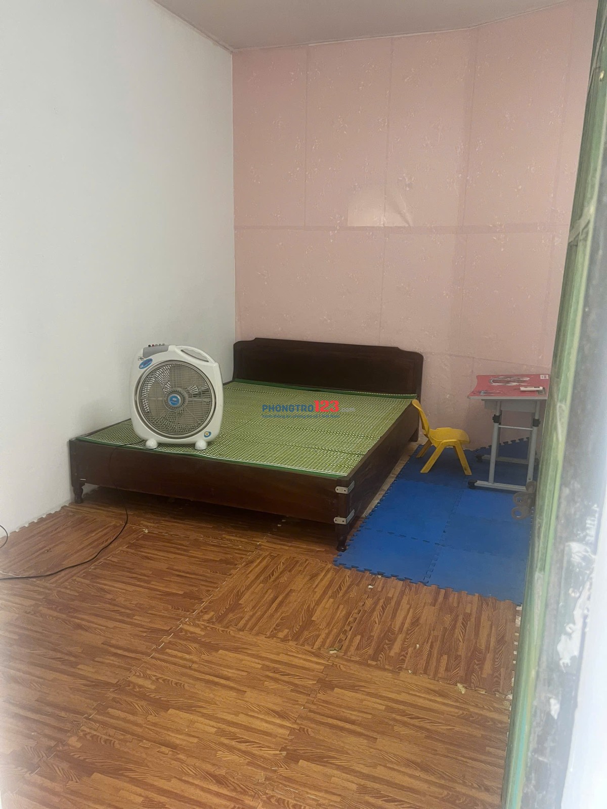 Hiện mình còn 3 phòng trống cho thuê tầng 1.2.3 không gian thoáng mát. Vệ sinh an ninh tốt