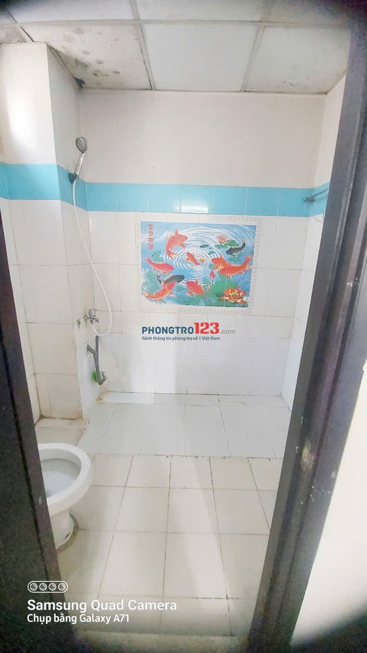 Phòng hướng ban công 2 giường, thoáng ngay Tân Thới Hiệp, gần CV PMQT