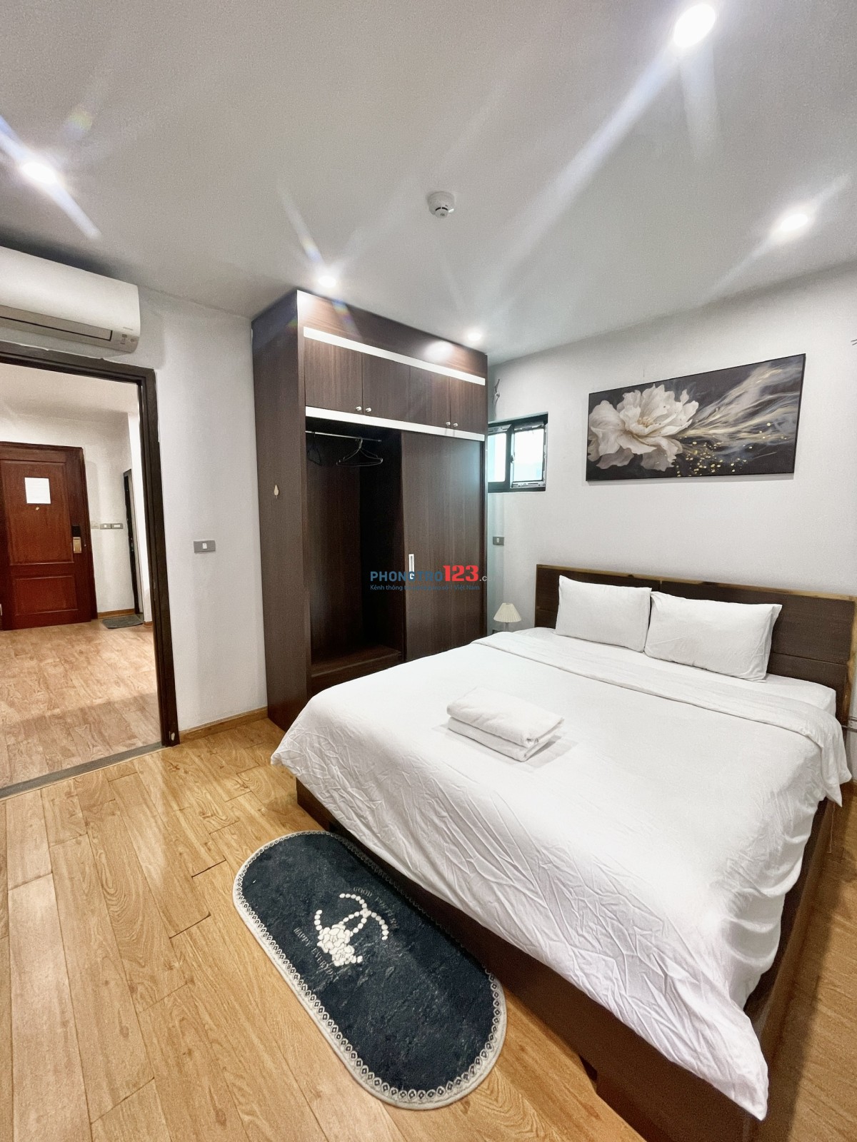 Căn Hộ Mặt Phố Lạc Long Quân Đi Bộ Ra Hồ Tây Rộng Rãi 40m2 - Full Đồ, Full Tiện Ích Vào Ở Luôn