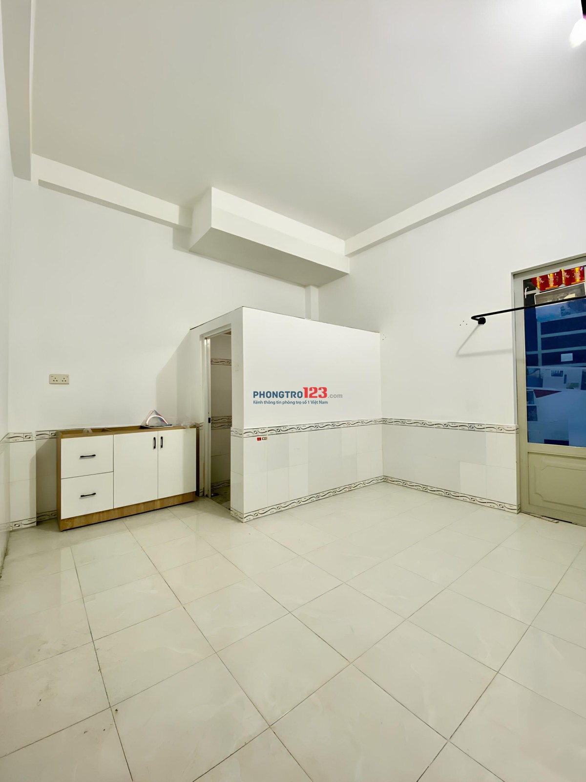 Phòng trống, cửa sổ thoáng, tủ bếp & wc riêng, Gần ĐH Văn Lang cs3 & ĐH Công Nghiệp