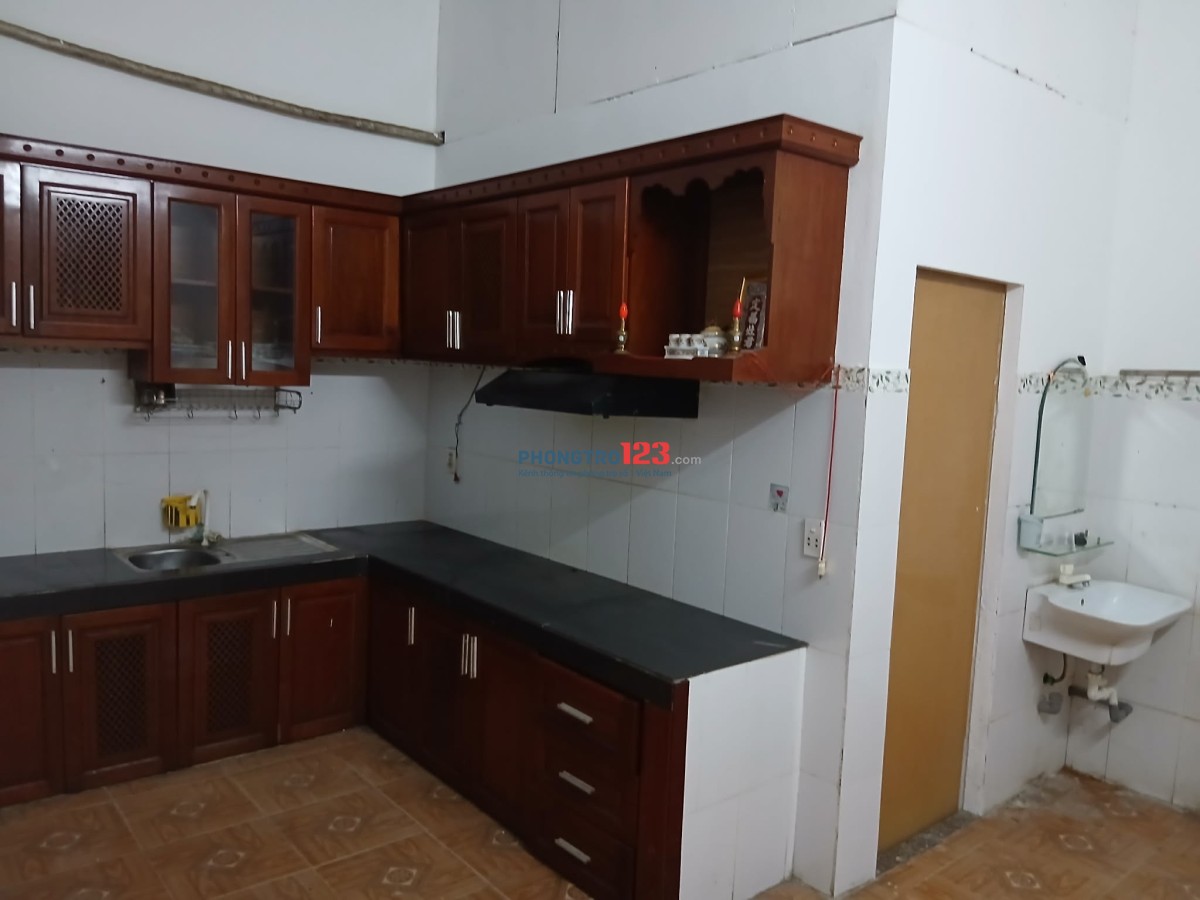 Nhà cấp 4 nguyên căn, diện tích 5x20, giá 5.2 triệu/tháng