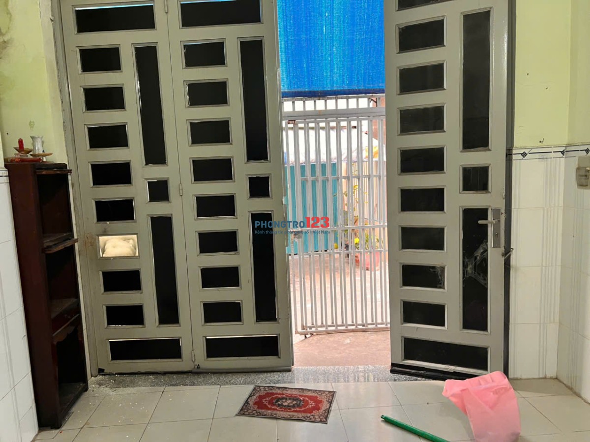 Cho nữ/vợ chồng thuê phòng 20 m², thoáng mát, tường bê tông cao 3,5m, WC riêng, sân rào riêng 1,3m.