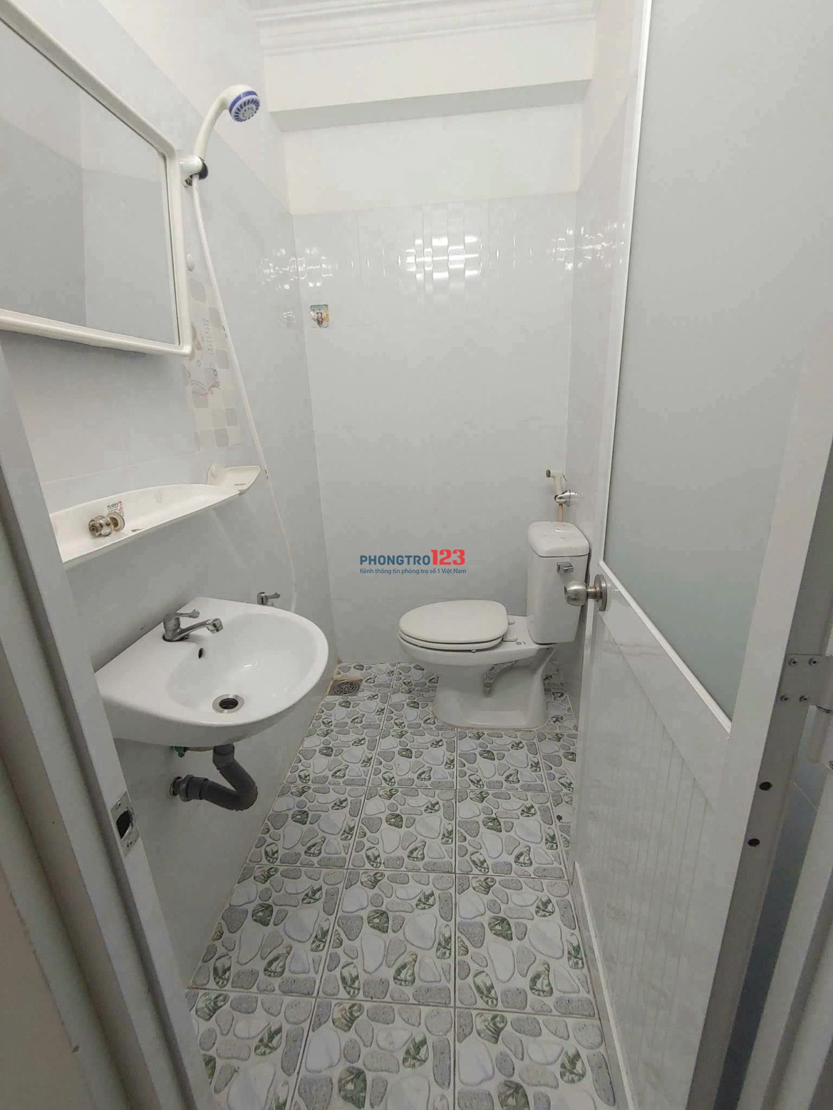 Mã B01 4tr5 phòng trệt 25m2 cửa sổ. Nội thất đầy đủ. Hẻm xe hơi lớn. Tòa nhà 118/xx Trần Quang Diệu
