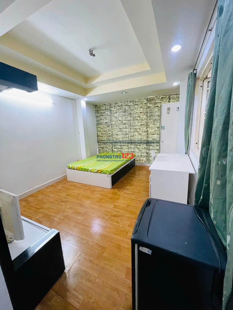 Mã A01 4tr8 phòng 20m2 cửa sổ Lầu 1. Nội thất máy lạnh, máy nước nóng, tủ lạnh, bàn ghế giường tủ