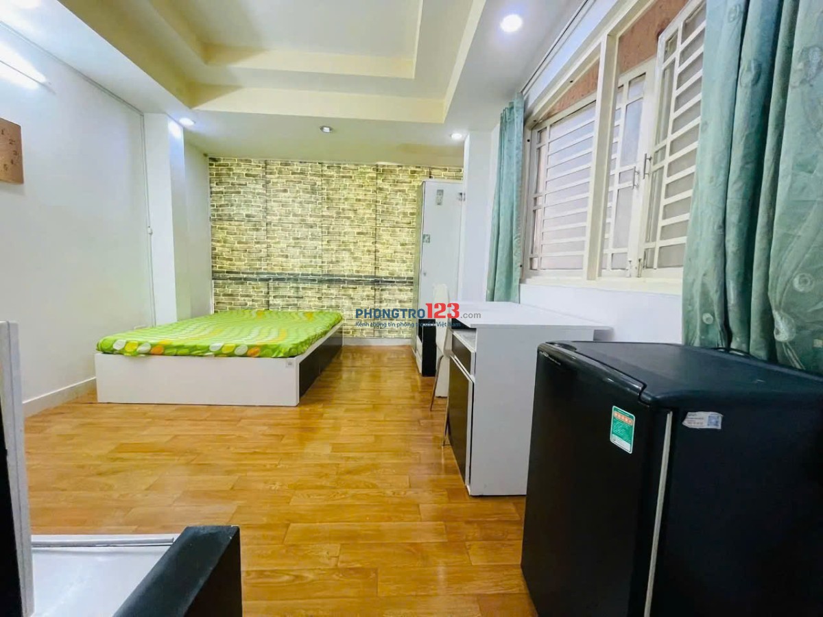 Mã A01 4tr8 phòng 20m2 cửa sổ Lầu 1. Nội thất máy lạnh, máy nước nóng, tủ lạnh, bàn ghế giường tủ