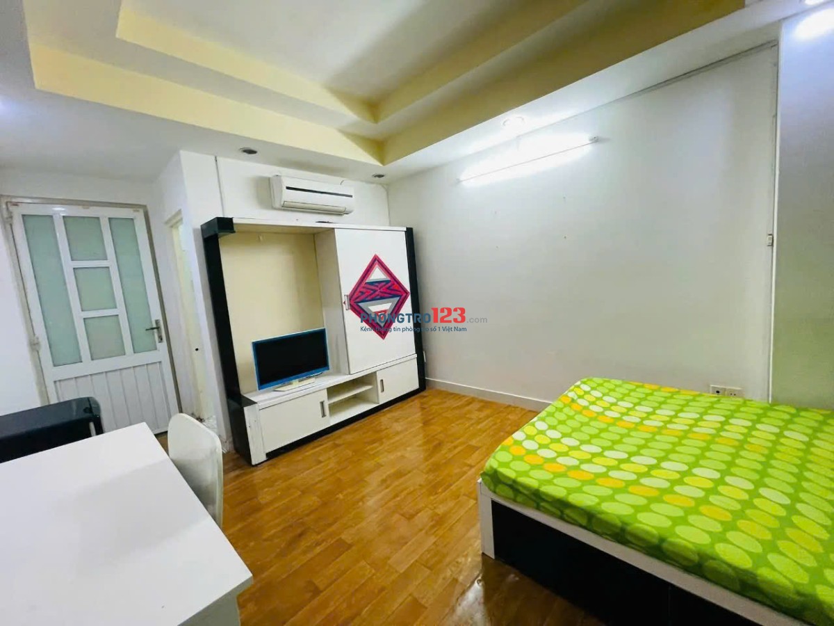 Mã A01 4tr8 phòng 20m2 cửa sổ Lầu 1. Nội thất máy lạnh, máy nước nóng, tủ lạnh, bàn ghế giường tủ