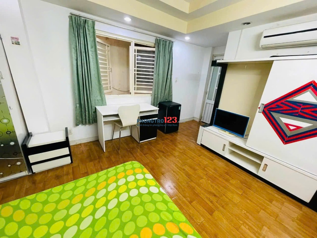 Mã A01 4tr8 phòng 20m2 cửa sổ Lầu 1. Nội thất máy lạnh, máy nước nóng, tủ lạnh, bàn ghế giường tủ
