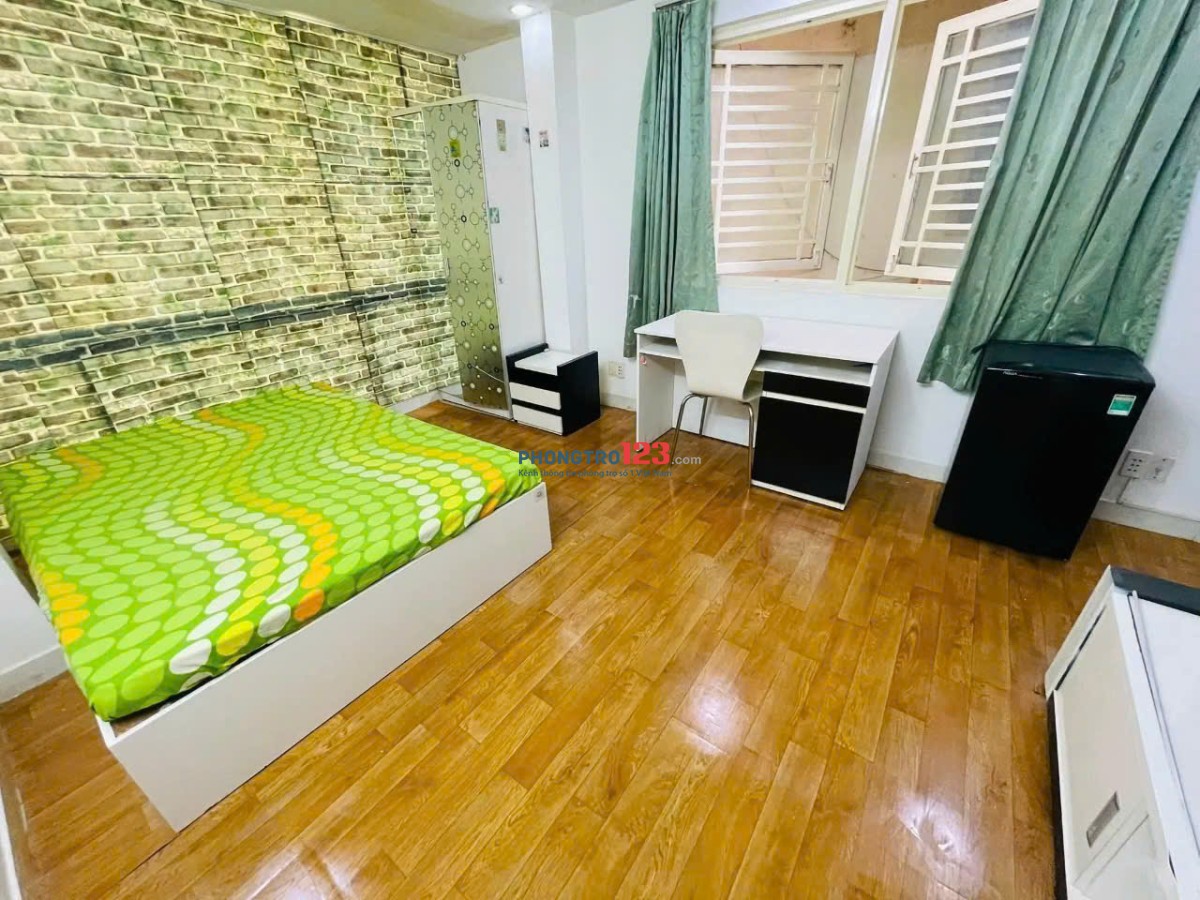 Mã A01 4tr8 phòng 20m2 cửa sổ Lầu 1. Nội thất máy lạnh, máy nước nóng, tủ lạnh, bàn ghế giường tủ