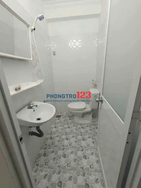 Mã A01 4tr8 phòng 20m2 cửa sổ Lầu 1. Nội thất máy lạnh, máy nước nóng, tủ lạnh, bàn ghế giường tủ