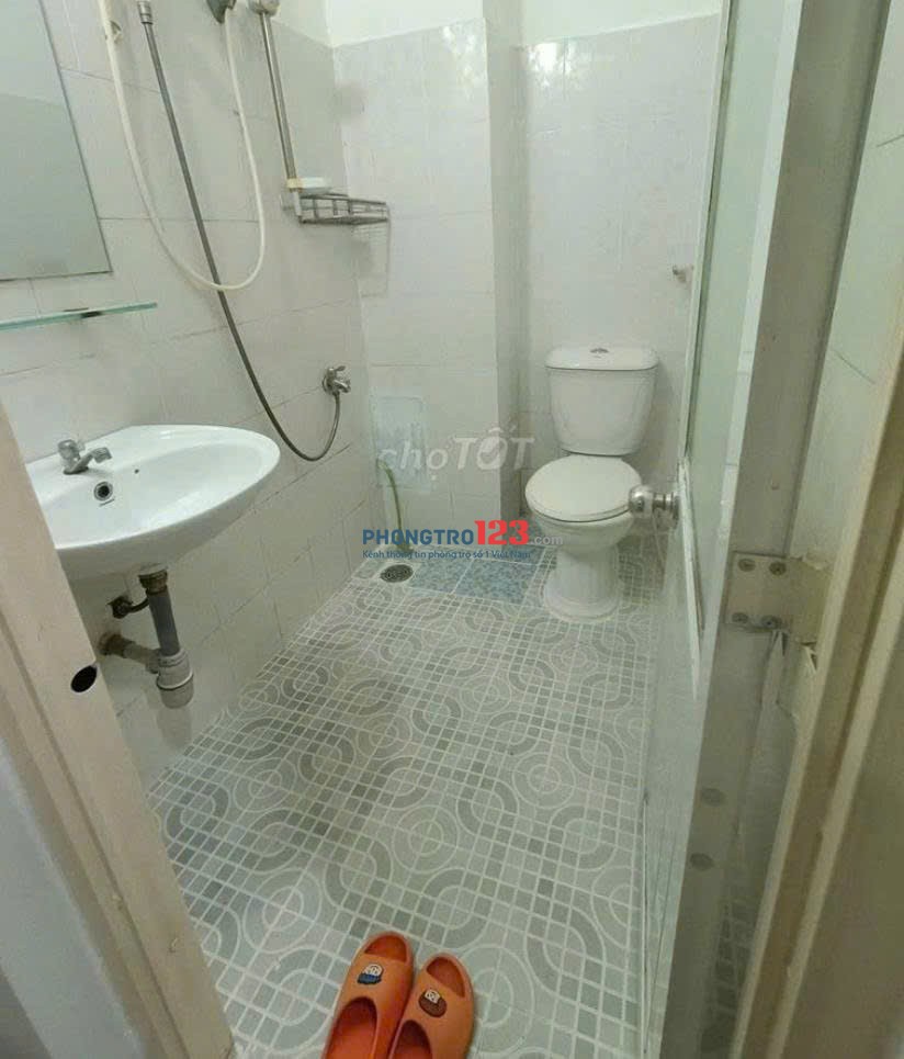Mã G101 4tr8 Phòng trệt tách bếp 20m2. Có sân sau có nắng trời gần sát ga Metro Văn Thánh