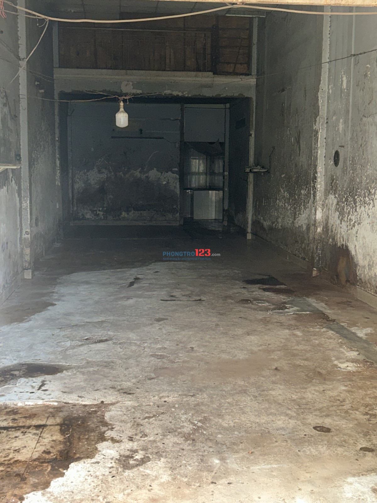 Cho thuê nhà nát 4m x 22m gác lửng