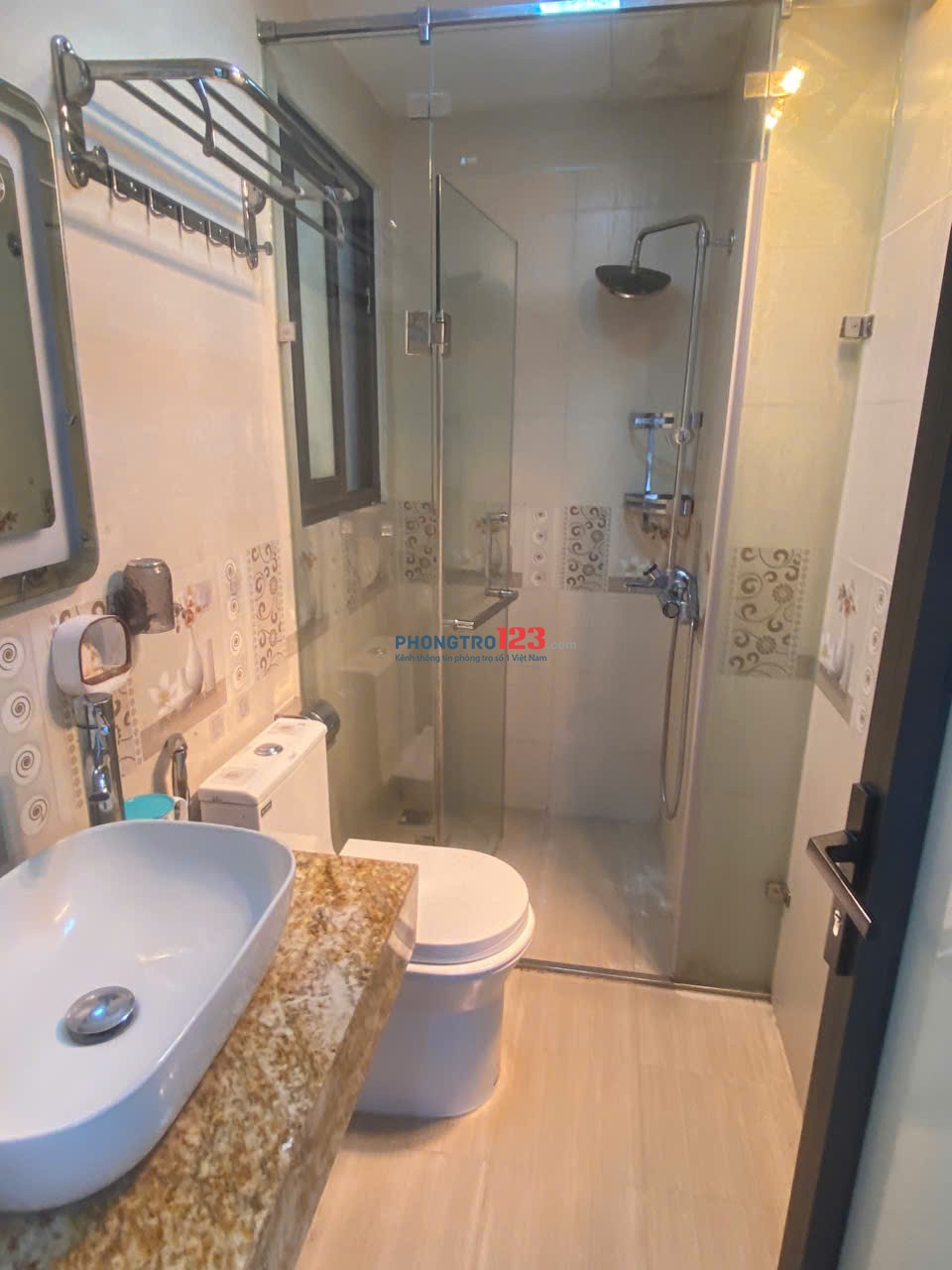 Cho thuê Căn hộ full đồ tại Ngõ 193 Trích Sài. Ban công View hồ cực thoáng. Chỉ 6.5tr