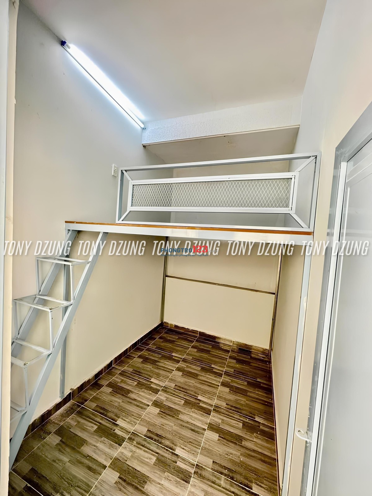 PHÒNG CÓ GÁC & MÁY LẠNH & CỬA SỔ TRỜI GIÁ HẠT DẺ - ĐI BỘ 5 PHÚT TỚI IUH - GẦN CHỢ GV