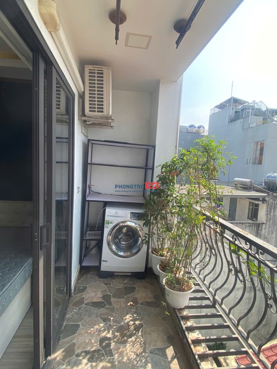 Cho thuê Căn Chung cư mini tại Phố Trích, Tây Hồ. Ban công thoáng View toàn mặt hồ. Chỉ 6.5tr